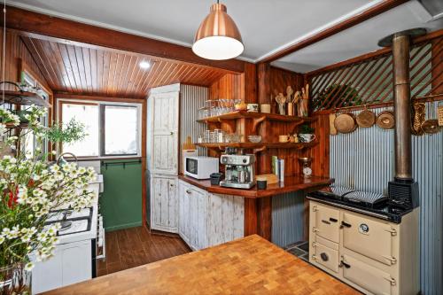 Bellbird Rise Off-Grid Cottage