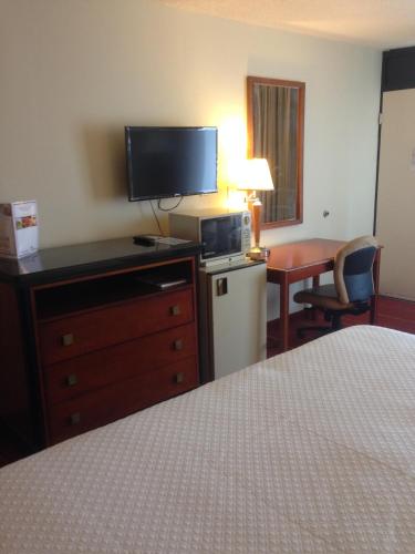 Rodeway Inn & Suites Greensboro Southeast