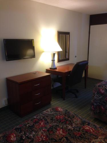 Rodeway Inn & Suites Greensboro Southeast