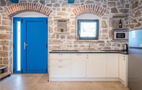 virtuve, Amazing Home In Drnis in Drniš