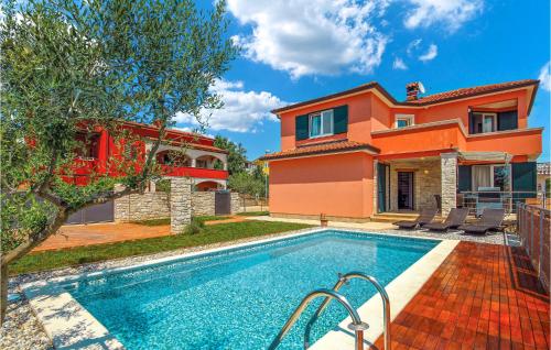 4 Bedroom Awesome Home In Umag