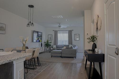 Lavida, Luxury 6BRM, Sleeps 16, Backyard, Dallas TX in Dallas, USA