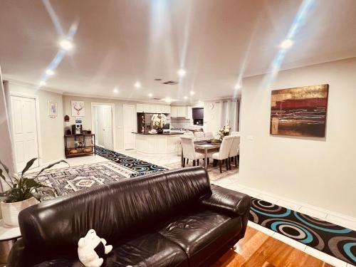 Spacious 6 Bedroom Holiday Home 15 Min Away From Melbourne Airport in Taylor tavak