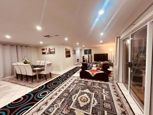 Spacious 6 Bedroom Holiday Home 15 Min Away From Melbourne Airport in Taylor tavak