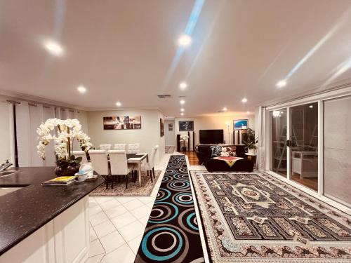 Spacious 6 Bedroom Holiday Home 15 Min Away From Melbourne Airport in Taylor tavak
