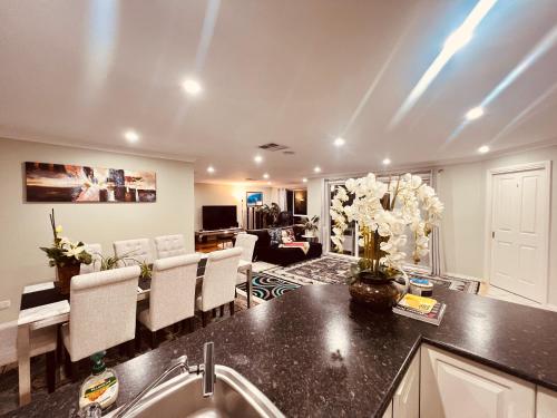 Spacious 6 Bedroom Holiday Home 15 Min Away From Melbourne Airport in Taylor tavak