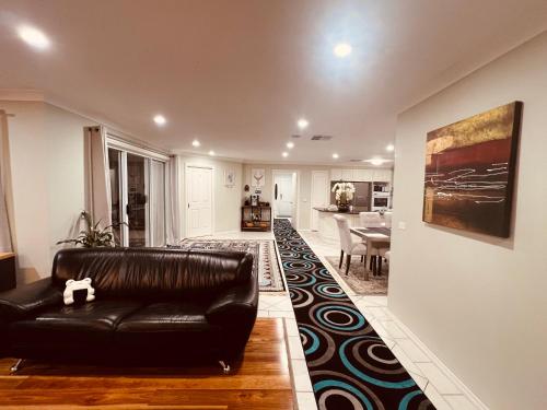Spacious 6 Bedroom Holiday Home 15 Min Away From Melbourne Airport in Taylor tavak