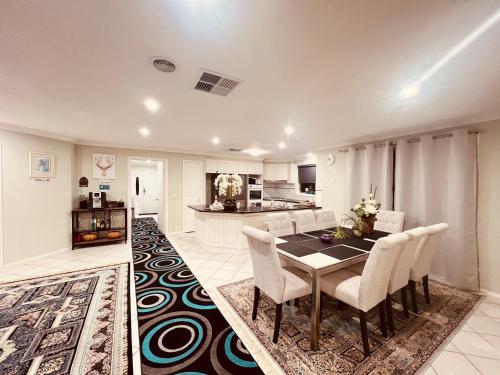 Spacious 6 Bedroom Holiday Home 15 Min Away From Melbourne Airport in Taylor tavak