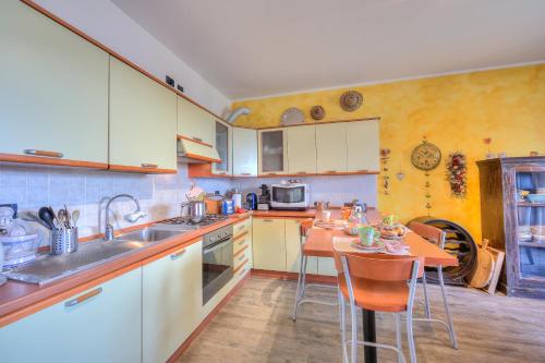 廚房, Miralago Lake View & Private Garden - Happy Rentals in 伊斯普拉