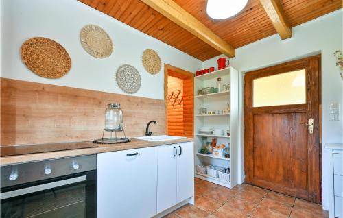 virtuve, 1 Bedroom Awesome Home In Augustanovec in Pisarovina
