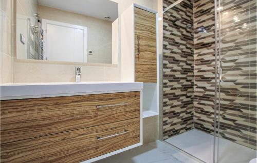 Stunning apartment in Los Arenales del Sol w/ Outdoor swimming pool Jacuzzi and Outdoor swimming pool - image 2