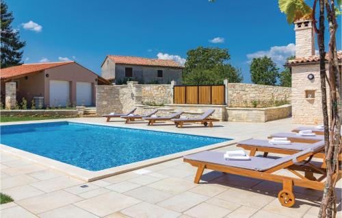Peldbaseins, Nine-Bedroom Holiday Home In Bokordici in Bokordici