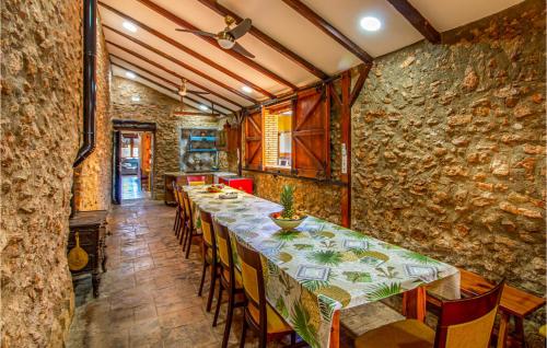 virtuve, Gorgeous Home In Cartagena in Los Diaz