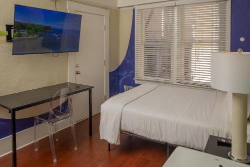 Hotel des Arts Room Type - Double Room with Shared Bathroom