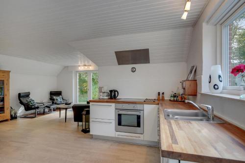 ห้องครัว, BLÅBJERGGAARD - Hennebysvej 58 (BLABJERGGAARD - Hennebysvej 58) in เคียร์เกบี