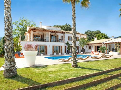 Villa in Moscari with Heated Saltwater Pool