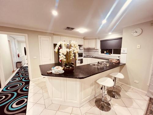 Spacious 6 Bedroom Holiday Home 15 Min Away From Melbourne Airport in Taylor tavak