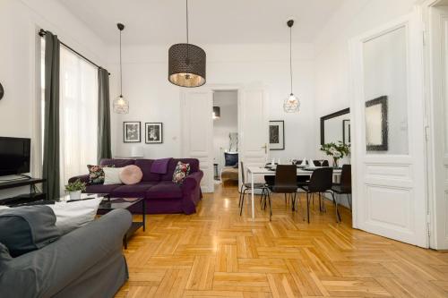 Black & White Apartment at Nyugati Station - 3 separate BR, Budapest