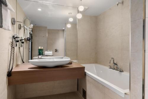 Clarion Hotel Admiral - image 3
