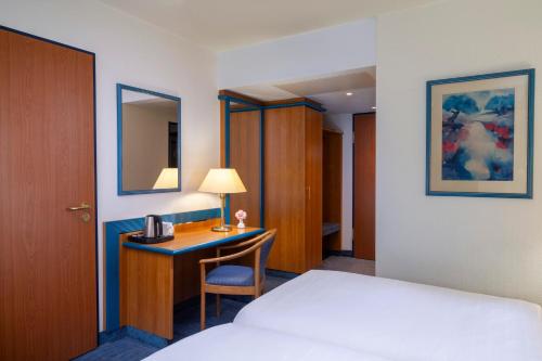 1 double bed, 1 twin bed
