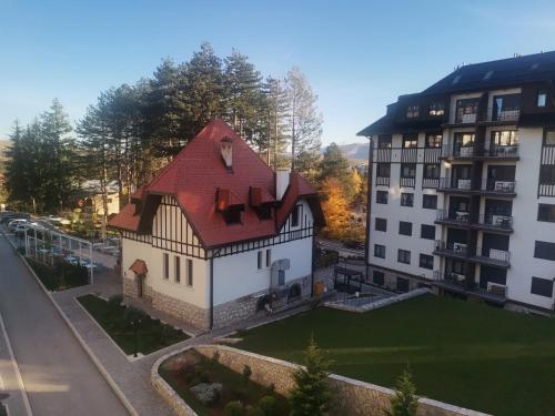 Maršal, Titova vila (Marsal, Titova vila) in Palisad