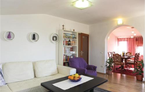3 Bedroom Cozy Apartment In Kastel Kambelovac