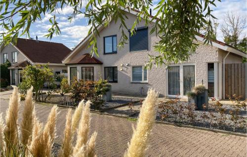 Cozy Home In Stavenisse With Sauna – khách sạn tại Stavenisse