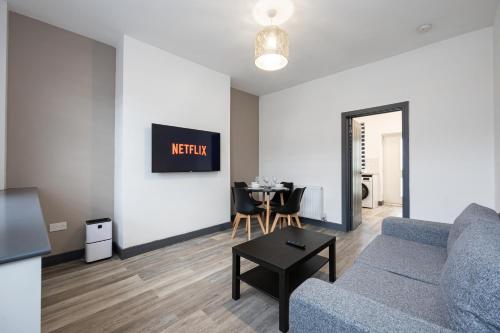 2 Ensuite Bed Home Near Shops in Denton