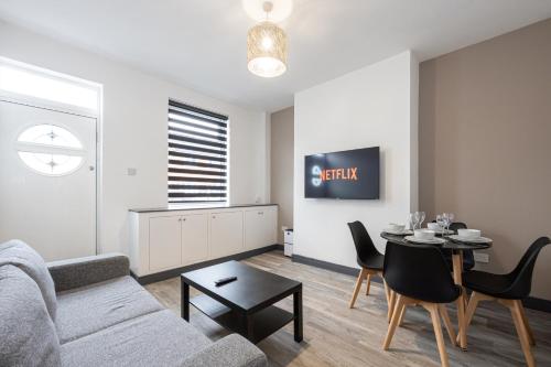 2 Ensuite Bed Home Near Shops in Denton