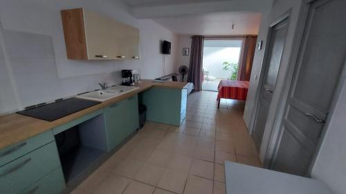 Une petite halte à Terre-de-Haut (Une petite halte a Terre-de-Haut) in Terre-de-Haut