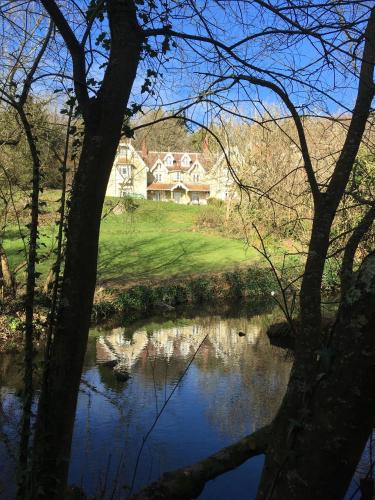 Lisle Combe - image 14