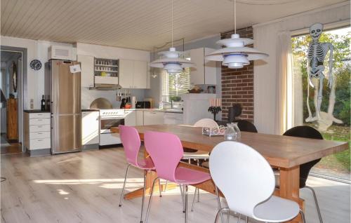 廚房, Three-Bedroom Holiday Home In Esbjerg V in 耶廷