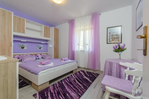 Holiday home Mirjana - with garden - image 2