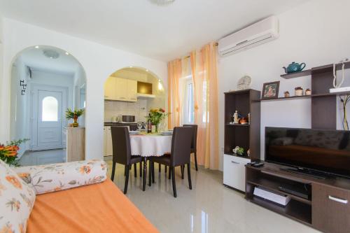 Holiday home Mirjana - with garden - image 9