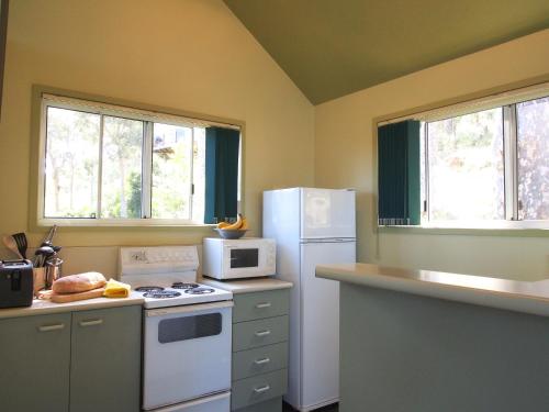 Kitchen, Bundle Hill Cottages in Bawley Point