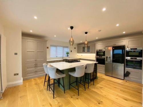 House - Sleeps 9 & Private Garden