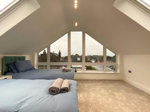 House - Sleeps 9 & Private Garden, Leeds (photo 6)