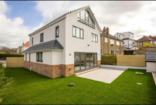 House - Sleeps 9 & Private Garden, Leeds (photo 2)