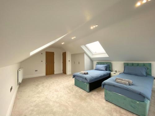House - Sleeps 9 & Private Garden, Leeds (photo 10)