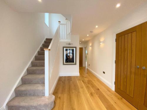 House - Sleeps 9 & Private Garden, Leeds (photo 4)