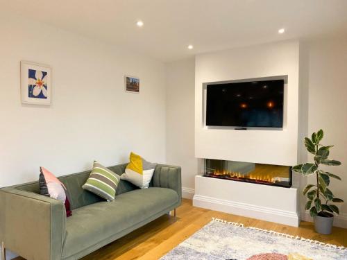 House - Sleeps 9 & Private Garden, Leeds (photo 9)
