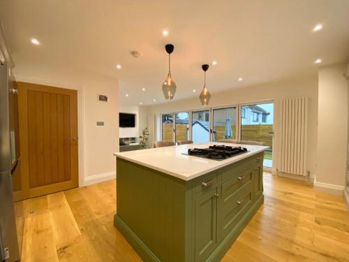House - Sleeps 9 & Private Garden, Leeds (photo 7)