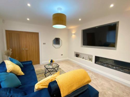 House - Sleeps 9 & Private Garden, Leeds (photo 3)