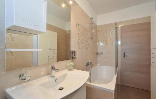 Cozy Home In Split With Private Swimming Pool, Can Be Inside Or Outside, Split (foto 9)