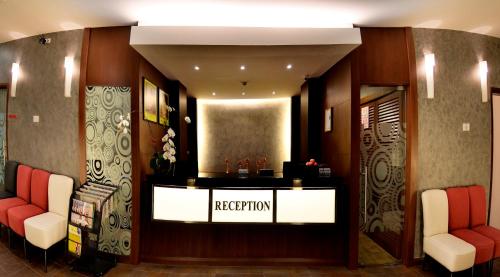 Lobby, Roomz Hotel in Seria