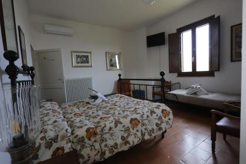 1 queen bed, 2 twin beds
