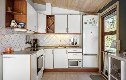 Kitchen, 3 Bedroom Stunning Pet-Friendly Home In Stubbekøbing in Sortsø