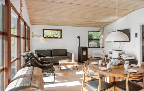 3 Bedroom Stunning Pet-Friendly Home In Stubbekøbing in Sortsø