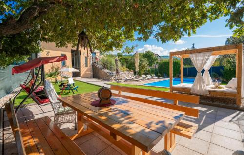 Фасада на хотела, Five-Bedroom Holiday Home In Vinjani Donji in Donji Vinjani