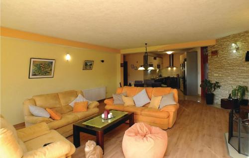 Five-Bedroom Holiday Home In Vinjani Donji in Donji Vinjani